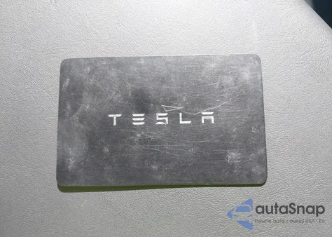 2022 Tesla Model Y Long Range Dual Motor All-Wheel Drive z USA, uszkodzony, nr VIN 7SAYGAEE8NF574463